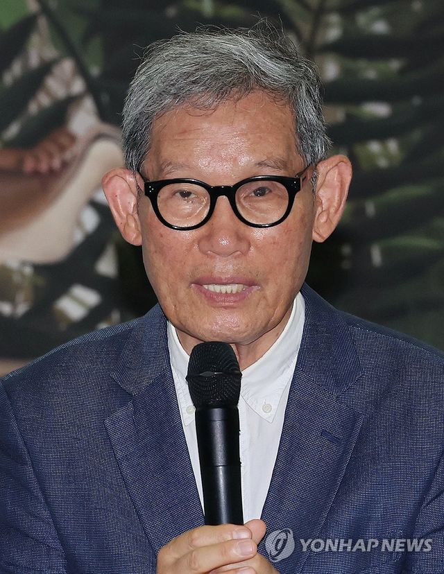 인사말하는 김언호 한길사 대표