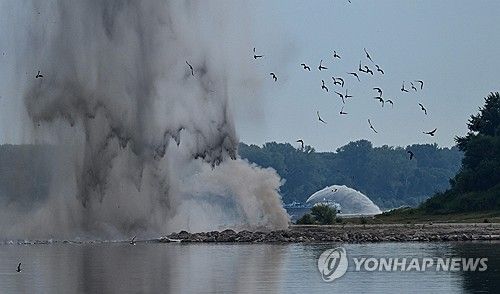 다뉴브강 물줄기를 바꾸기 위한 암반 폭파작업