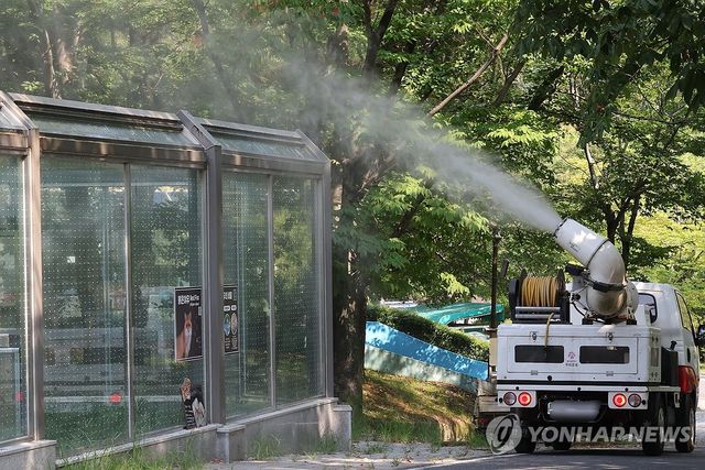 동물들 덥지 않게 동원된 살수차