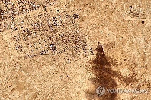 플래닛 랩스(Planet Labs PBC)가 7월 27일에 제공한 위성 영상에 사우디아라비아 아브카이크의 아람코 석유 처리 시설에서 연기가 솟구치는 모습이 담겼다. [AP 연합뉴스. 재판매 및 DB 금지]