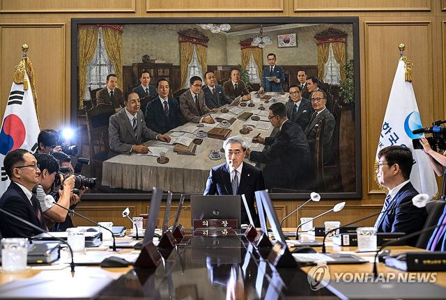 금융통화위원회 본회의 참석하는 신현송 한국은행 총재