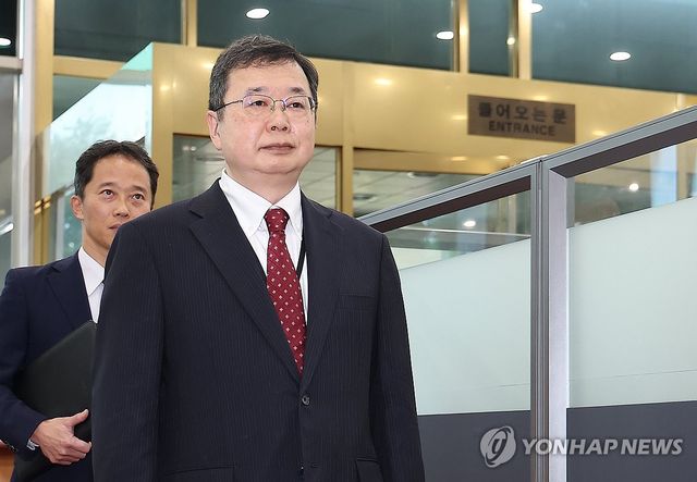 외교부 청사 향하는 추조 가즈오 주한일본대사관 총괄공사