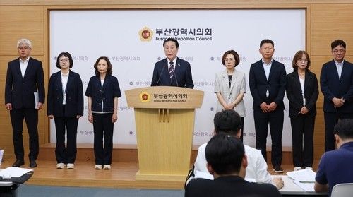 지난달 23일 기자회견 갖는 박재범 남구청장