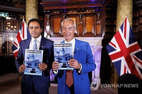 이민자 송환에 영국 해군 투입하겠다는 영국개혁당 대표(우)와 내무 담당 대변인