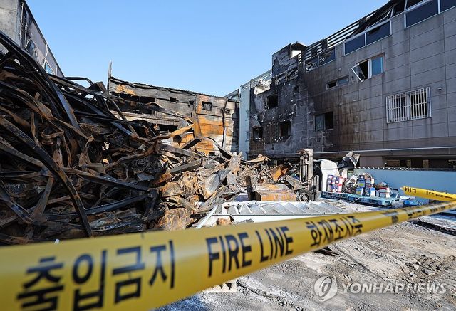 검게 탄 페인트 창고 주변 건물들