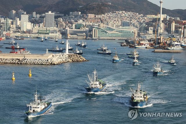 만선의 꿈 안고 출항하는 대형선망 어선