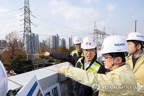 김성환 기후에너지환경부 장관이 작년 11월 22일 경기도 하남시 소재 동서울 변전소를 방문해 전력설비 옥내화 건설현장 등을 살펴보고 있다. [기후부 제공. 재판매 및 DB 금지]