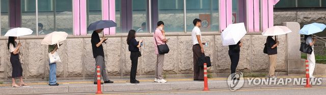 손 선풍기와 양산이 필요해