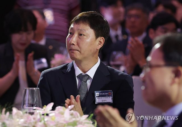 이재명 대통령 인사말 듣는 김상식 감독