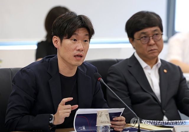 발언하는 박지성 공동위원장