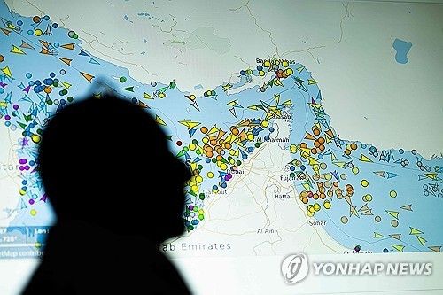 선박 추적 웹사이트를 통해 호르무즈 해협의 선박 이동 현황을 띄운 대형 스크린 앞에 한 남성이 서 있다. [AFP 연합뉴스 자료사진. 재판매 및 DB 금지]