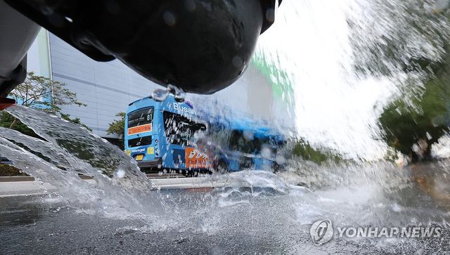 폭염 열기 식히는 살수차