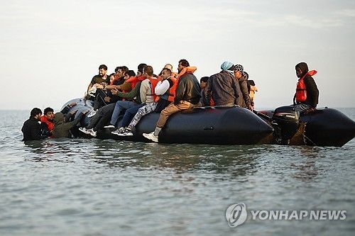 프랑스 해변에서 고무보트 타고 영국해협 건너가려는 불법 이민자들