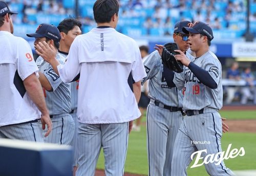 동료들의 격려 받는 왕옌청(오른쪽)