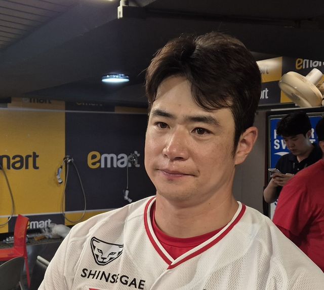 인터뷰하는 김재환