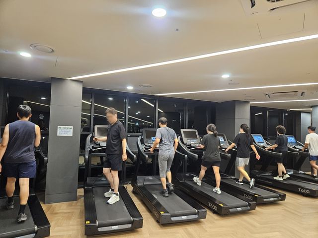 저녁 시간 아파트 헬스장에서 운동하는 주민들
