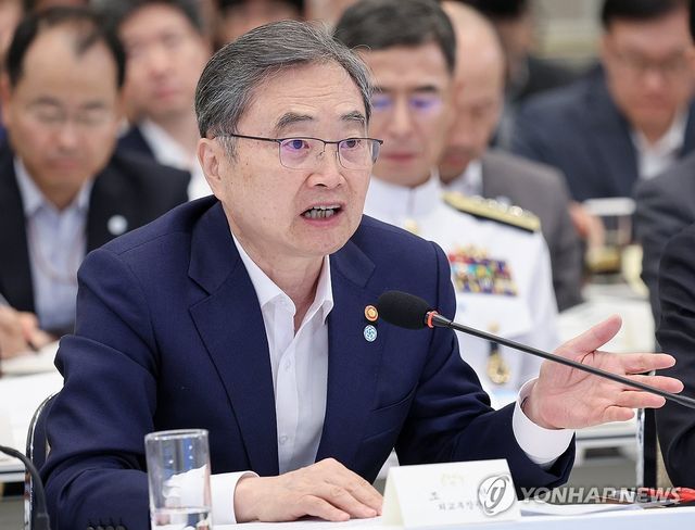 답변하는 조현 외교부 장관
