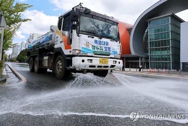 달궈진 도로 식히는 살수차