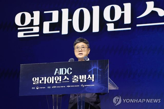 개회사하는 정재헌 협회장