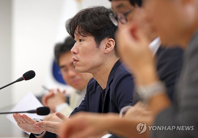 발언하는 박지성 공동위원장