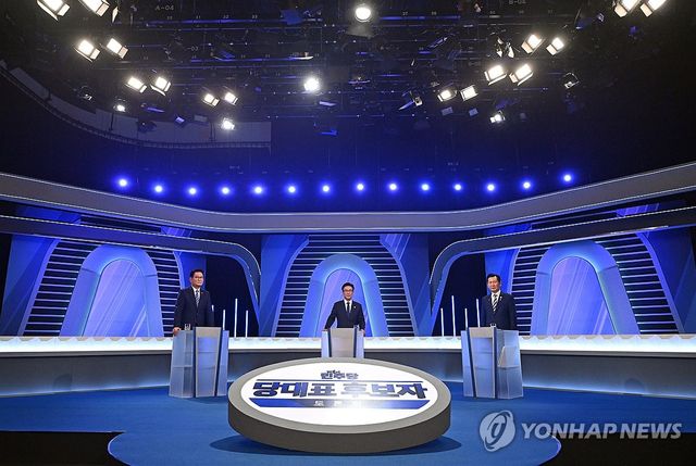 토론회 준비하는 더불어민주당 당대표 후보들