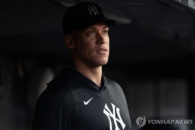 7월 18일 더그아웃에서 경기를 지켜보는 뉴욕 양키스 에런 저지