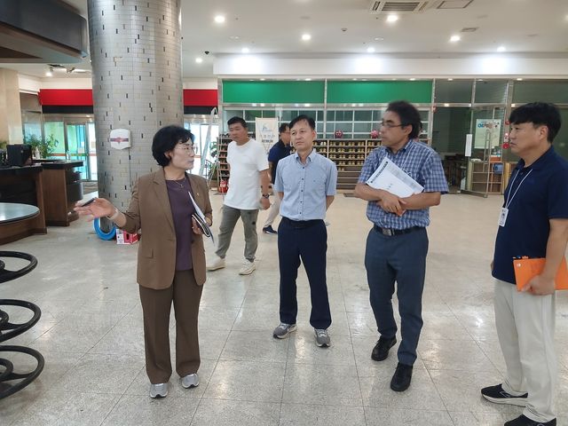 대전 월드컵경기장 볼링경기장 점검하는 박은희 의원(왼쪽 첫번째)