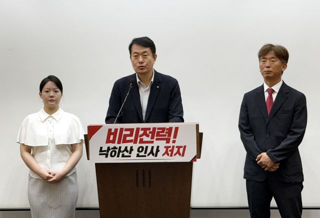 기자회견 하는 김동원(가운데) 국민의힘 충북도당위원장