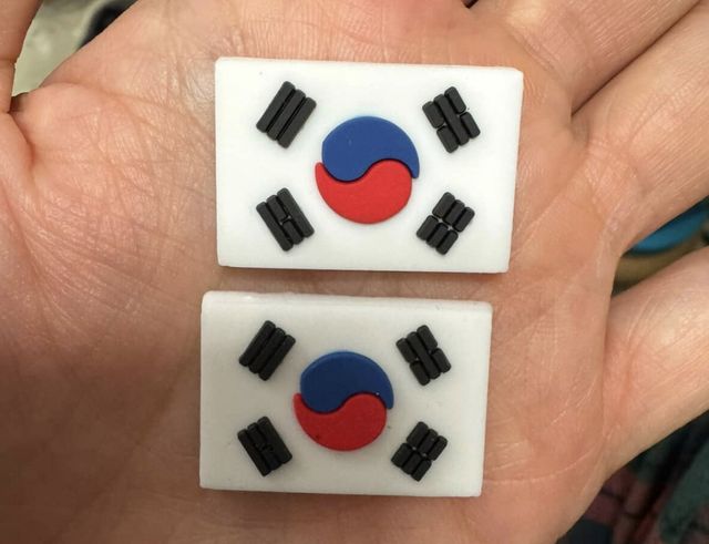 국내 한 유명 전통시장서 판매하는 '엉터리 태극기' 액세서리