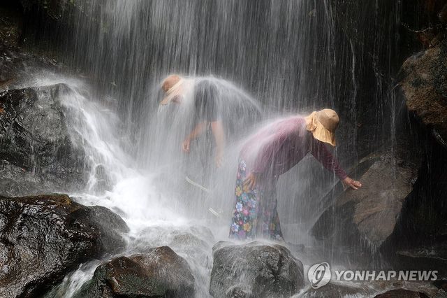불볕더위 씻겨내는 수락폭포
