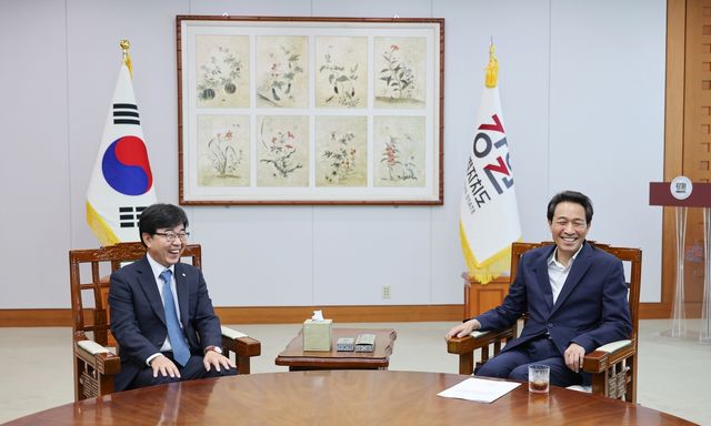 인태연 소진공 이사장 면담하는 우상호 지사