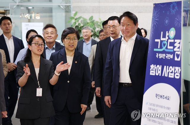 그냥드림 참여 사업장 둘러보는 참석자들