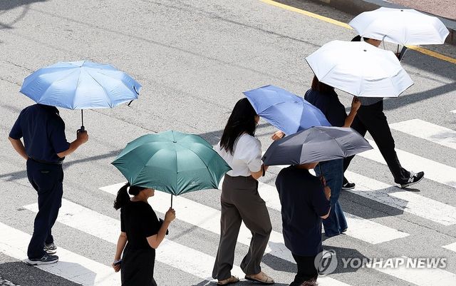 양산 쓴 시민들