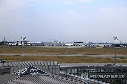 독일 라이프치히-할레 공항의 활주로 [AP=연합뉴스. 재판매 및 DB 금지] 