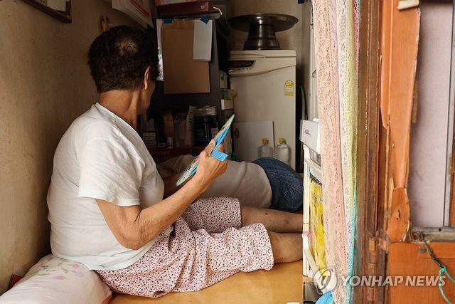 부채질로 버텨내는 여름