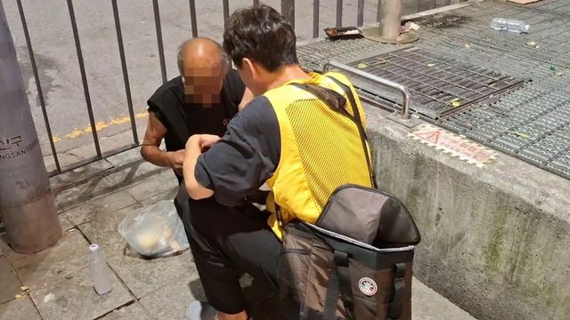 노숙인 안부 살피는 사회복지사