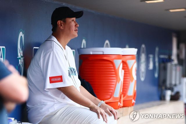 더그아웃에 앉아 시구 기다리는 이대호 