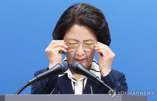 안경 쓰는 추미애 경기지사
