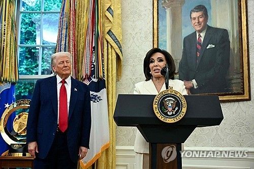 도널드 트럼프 미 대통령(왼)과 제닌 피로 워싱턴DC 연방 검사장
