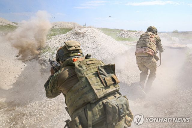 전투 훈련 중인 러시아 군인들