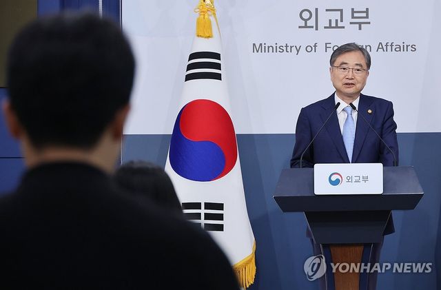 업무보고 사후 브리핑하는 조현 외교부 장관