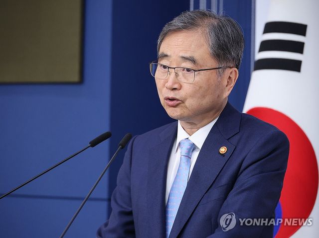 업무보고 사후 브리핑하는 조현 외교부 장관