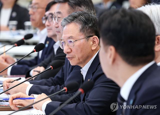 답변하는 정성호 법무부 장관