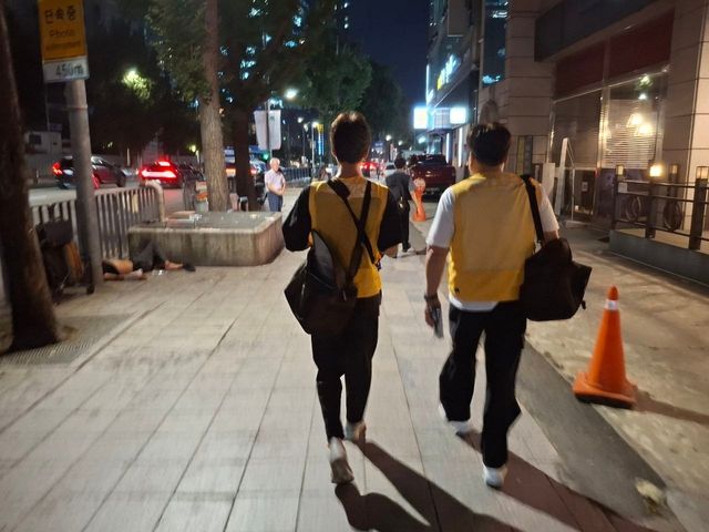 밤거리 순찰하는 사회복지사들