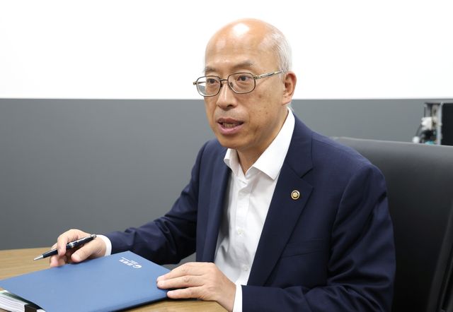 인터뷰하는 조원철 법제처장