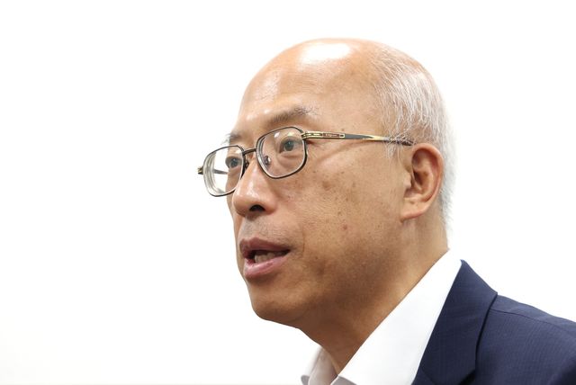 인터뷰하는 조원철 법제처장