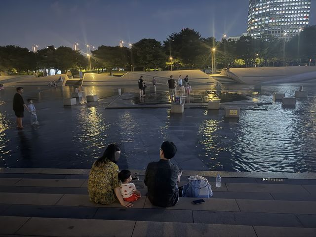 단란한 시간 보내는 일가족