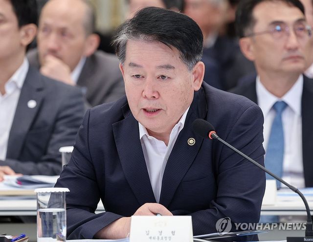 업무보고하는 김경협 재외동포청장