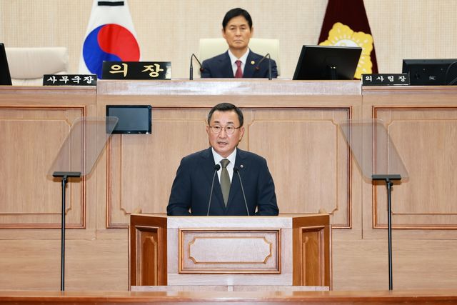 통영시의회에서 발언하는 강석주 통영시장
