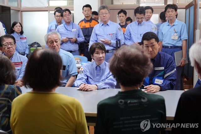 구마모토 지진 피해 현장을 방문 중인 다카이치 일본 총리